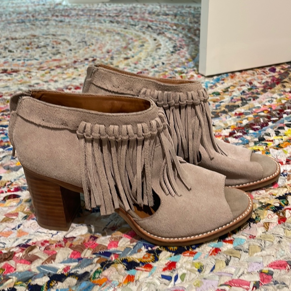 Sbicca vintage collection fringe bootie. Size 9. Like new!